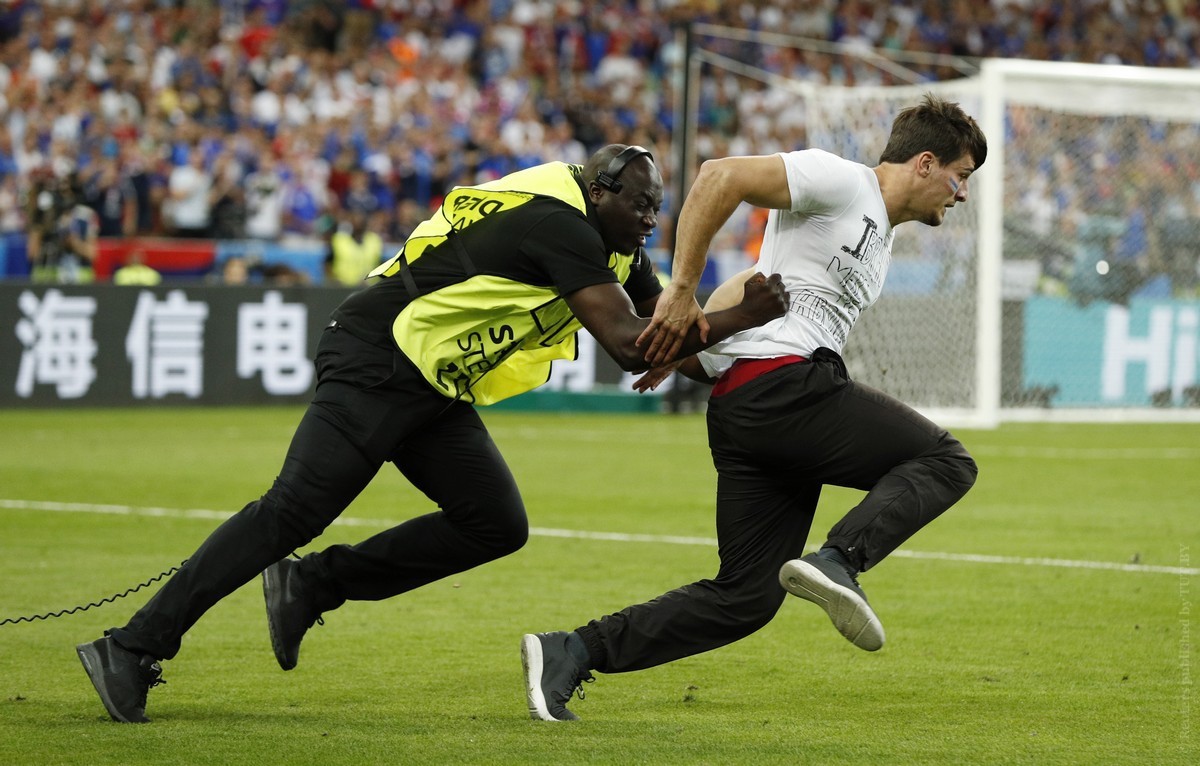 Человек выбежал на поле. Ликование футбол. Кто выбежал на поле Португалия. Фото футбол Бобруйск.