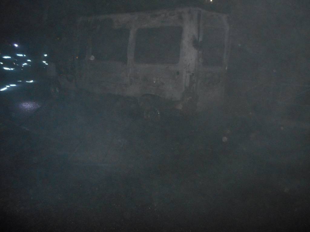 На улице Рокоссовского горел микроавтобус.