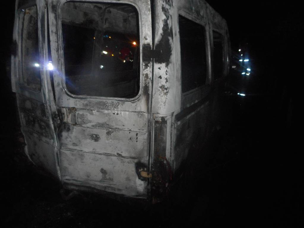 На улице Рокоссовского горел микроавтобус.
