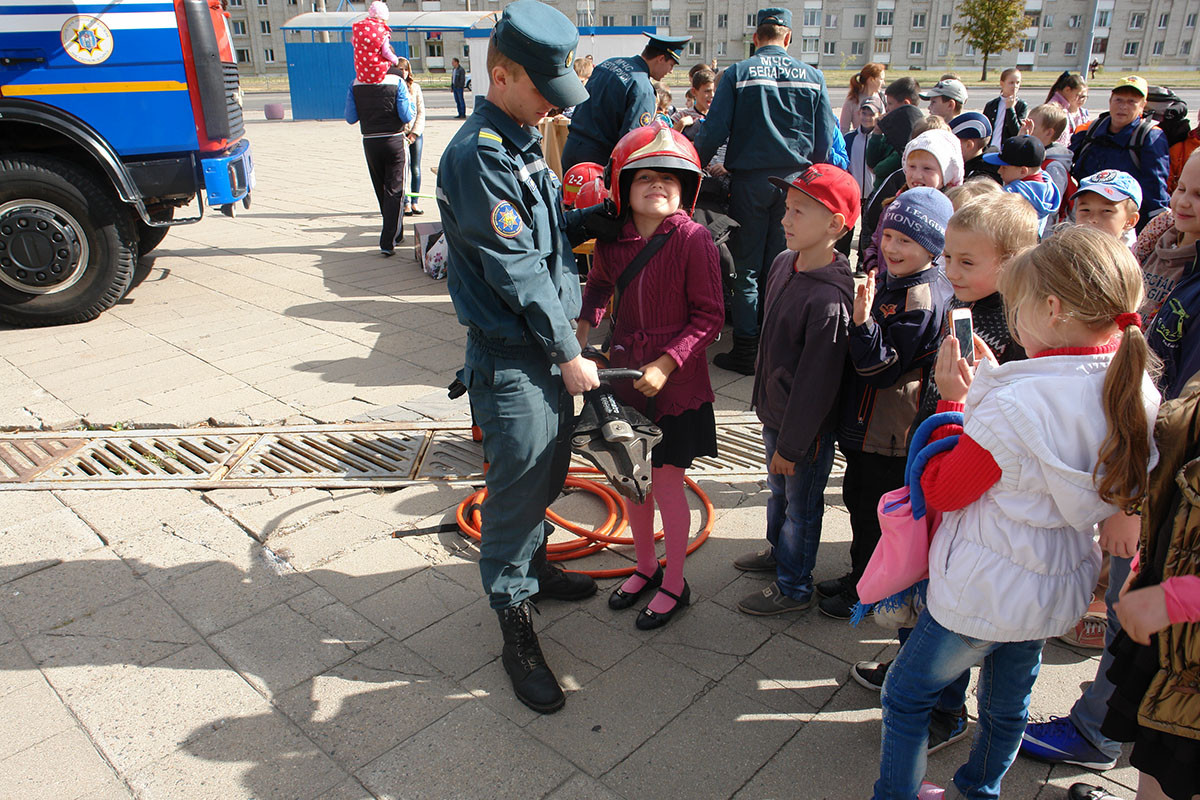 Работники Бобруйского горрайотдела по чрезвычайным ситуациям приняли участие в городской акции «В нашем доме рады всем!»