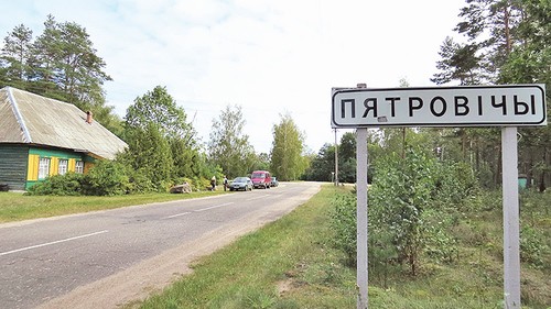 В деревне Петровичи Бобруйского района шутят: «Наш дед Саша кого хочешь в лапти обует». И правда, природной смекалки и ловкости 79–летнему Александру Гайшуну не занимать. Местные называют его лапотником, что нисколько не обижает народного умельца, напротив, ему это очень даже по душе. В деревне Петровичи Бобруйского района шутят: «Наш дед Саша кого хочешь в лапти обует». И правда, природной смекалки и ловкости 79–летнему Александру Гайшуну не занимать. Местные называют его лапотником, что нисколько не обижает народного умельца, напротив, ему это очень даже по душе.