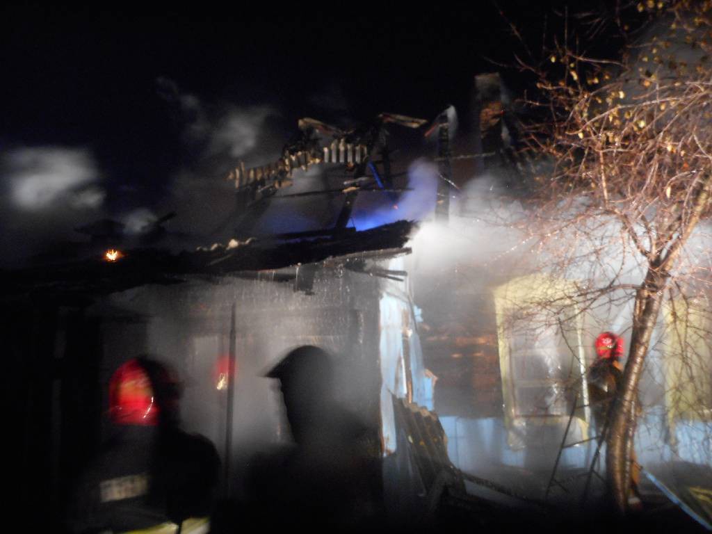 13 ноября 2016 года в 19-57 поступило сообщение о пожаре в жилом доме на переулке Я.Купалы г.Бобруйска. Прибывшие спасатели установили, что горит кровля дома.