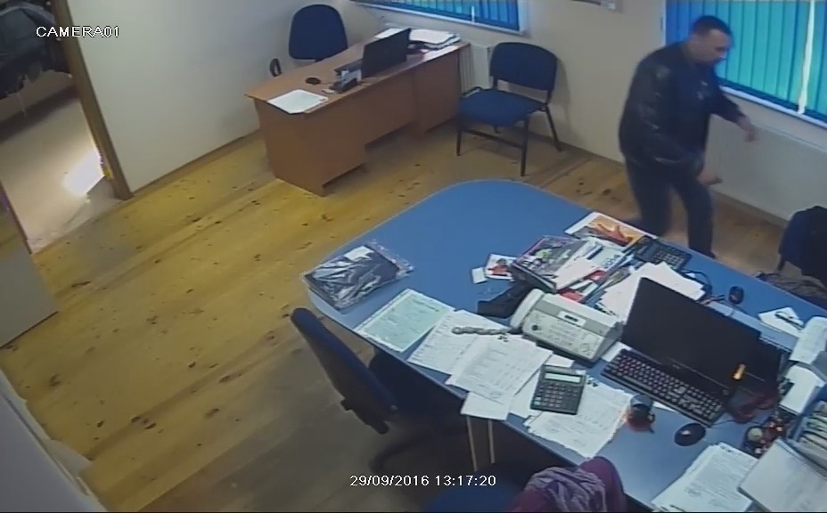 Устанавливается личность мужчины, подозреваемого в совершении преступления. 29 сентября в Бобруйске из служебного кабинета ООО «Безопасность труда» был похищен кошелек.
