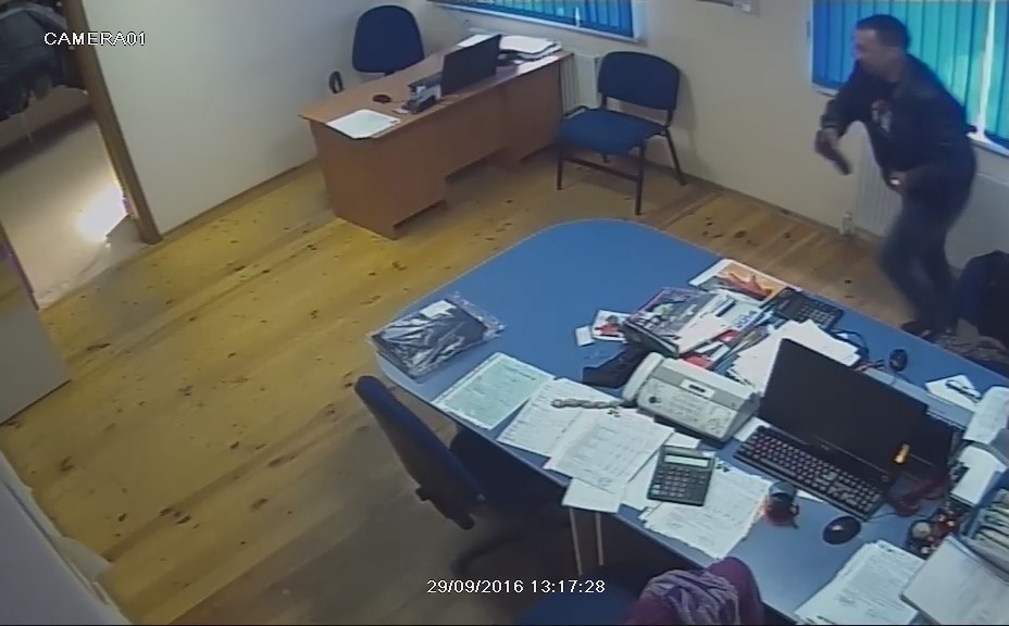 Устанавливается личность мужчины, подозреваемого в совершении преступления. 29 сентября в Бобруйске из служебного кабинета ООО «Безопасность труда» был похищен кошелек.