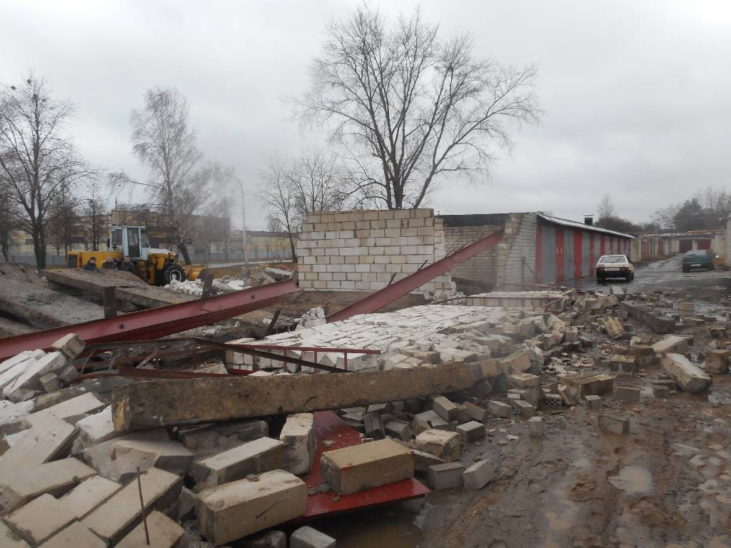 9 декабря 2016 поступило сообщение об обрушении строящихся гаражей в ПГСК«Оптимальный» по ул. Шинная, 8.