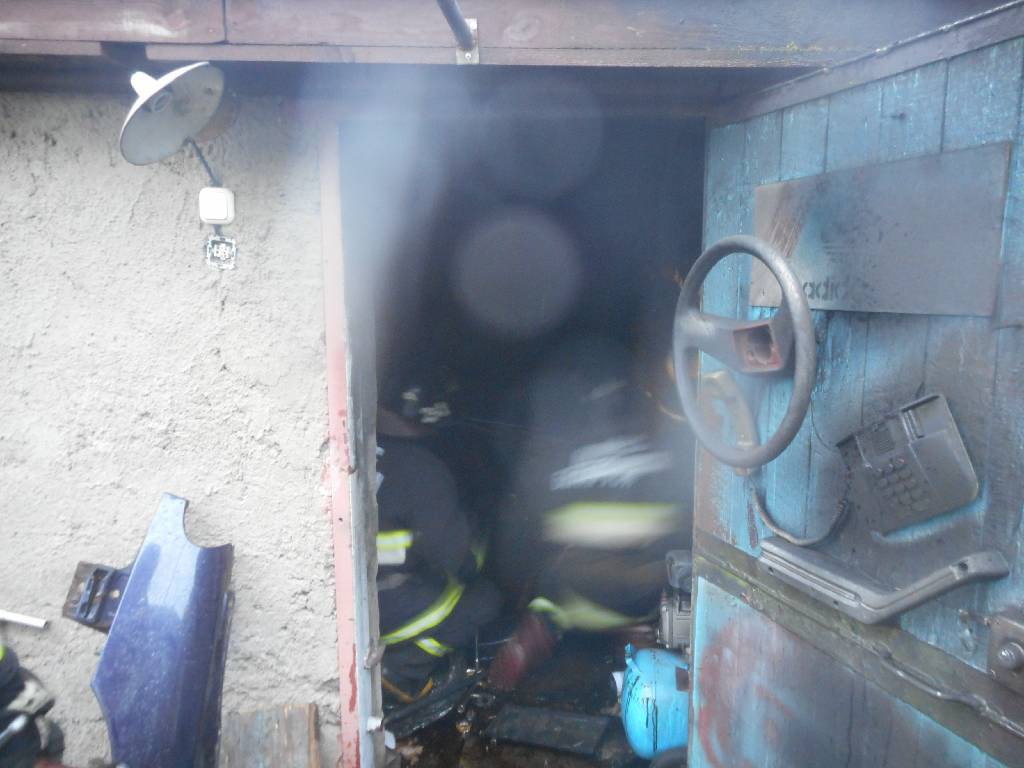 10 декабря 2016 в 15-53 поступило сообщение о пожаре гаража, расположенного на территории домовладения по ул.  8-я Линия г. Бобруйска. 
