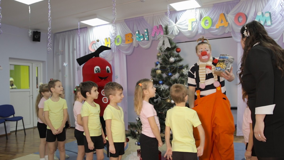23 декабря 2016 года в ГУО « Ясли – сад №82 города Бобруйска» состоялся необычный утренник, в котором приняли участие - клоун Жорик, Тушилкин и снегурочка.