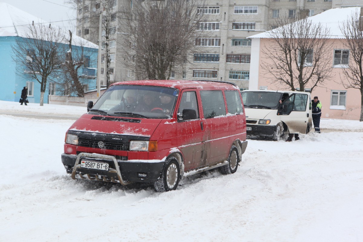 Госавтоинспекция города Бобруйска призывает водителей к соблюдению повышенных мер безопасности в сложных погодных условиях!