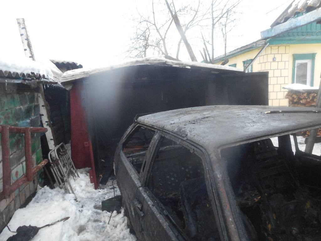 Утром 30 января 2017 поступило сообщение о пожаре в гараже, расположенном на территории домовладения по улице Бумажкова в городе Бобруйске.