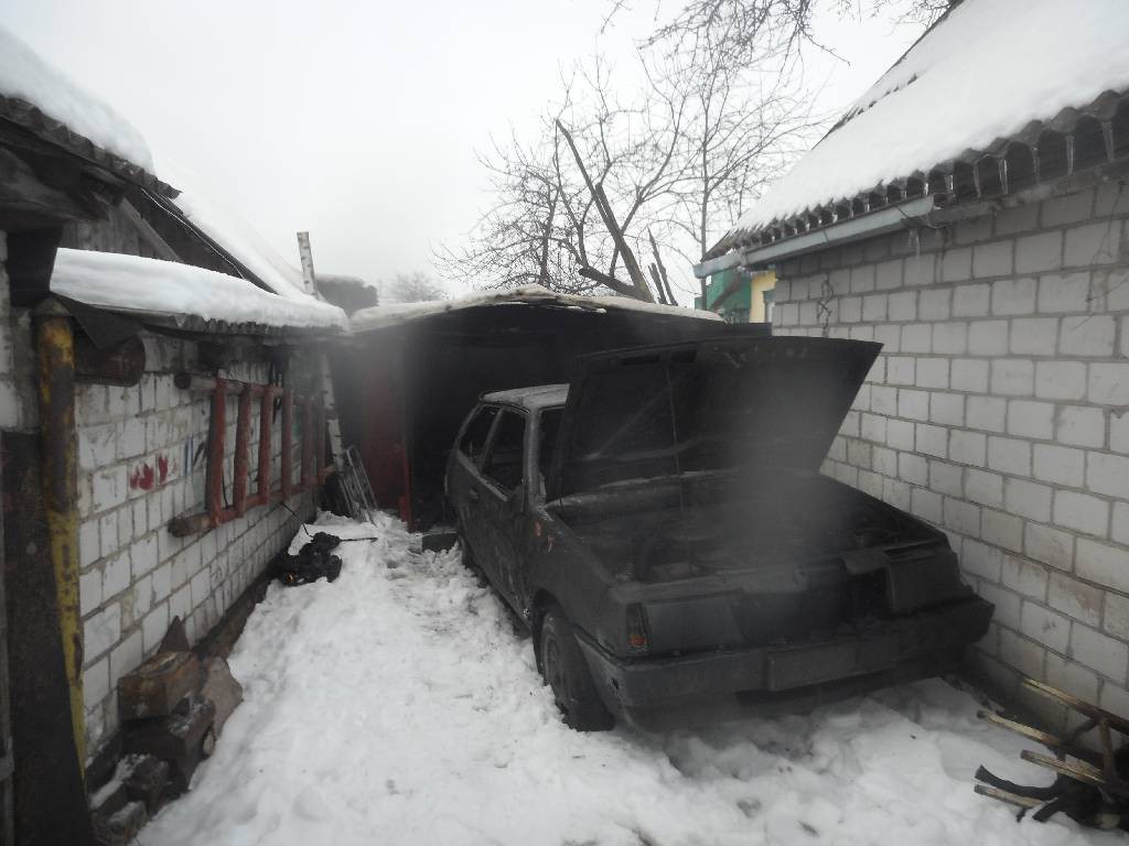 Утром 30 января 2017 поступило сообщение о пожаре в гараже, расположенном на территории домовладения по улице Бумажкова в городе Бобруйске.