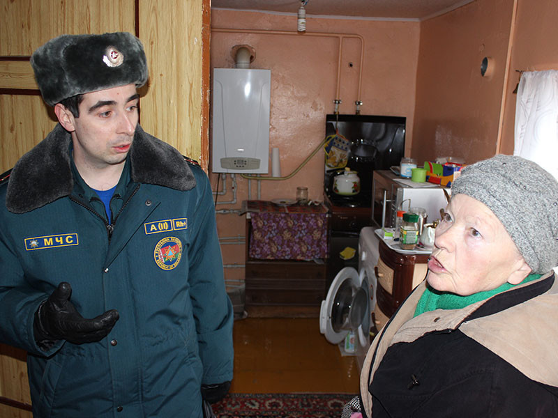 В рамках проводимого в Бобруйске месячника пожарной безопасности, спасатели посещают местных жителей, проживающих в частных домовладениях.