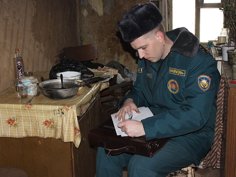 В рамках проводимого в Бобруйске месячника пожарной безопасности, спасатели посещают местных жителей, проживающих в частных домовладениях.