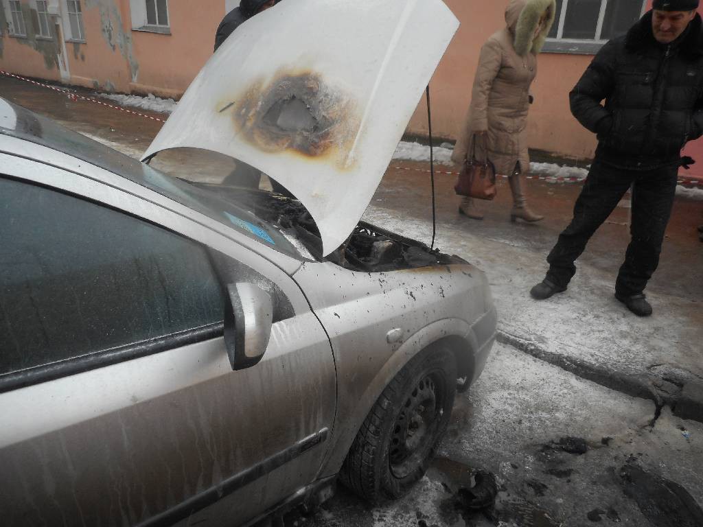 19 февраля 2017 года поступило сообщение о загорании автомобиля припаркованного по улице Социалистической в г. Бобруйске.