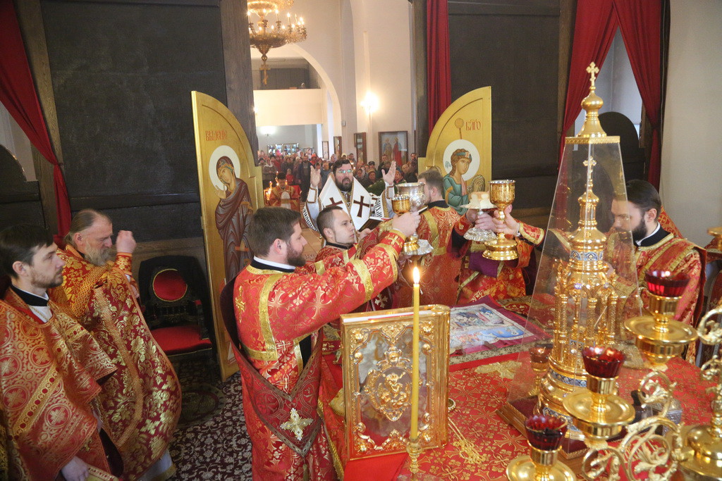 Архиерейская литургия в Неделю Жен Мироносиц в Бобруйске Архиерейская литургия в Неделю Жен Мироносиц в Бобруйске