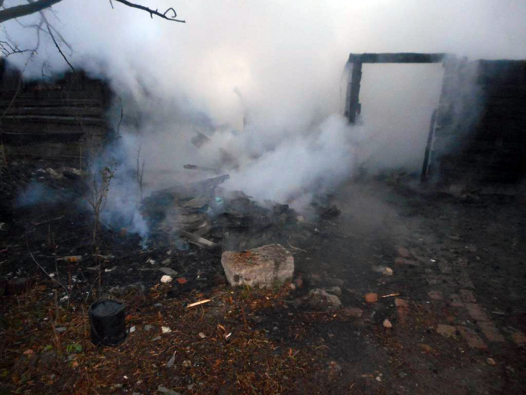 15 мая 2017 ранним утром поступило сообщение о пожаре в частном жилом доме в деревне Емельянов Мост. 