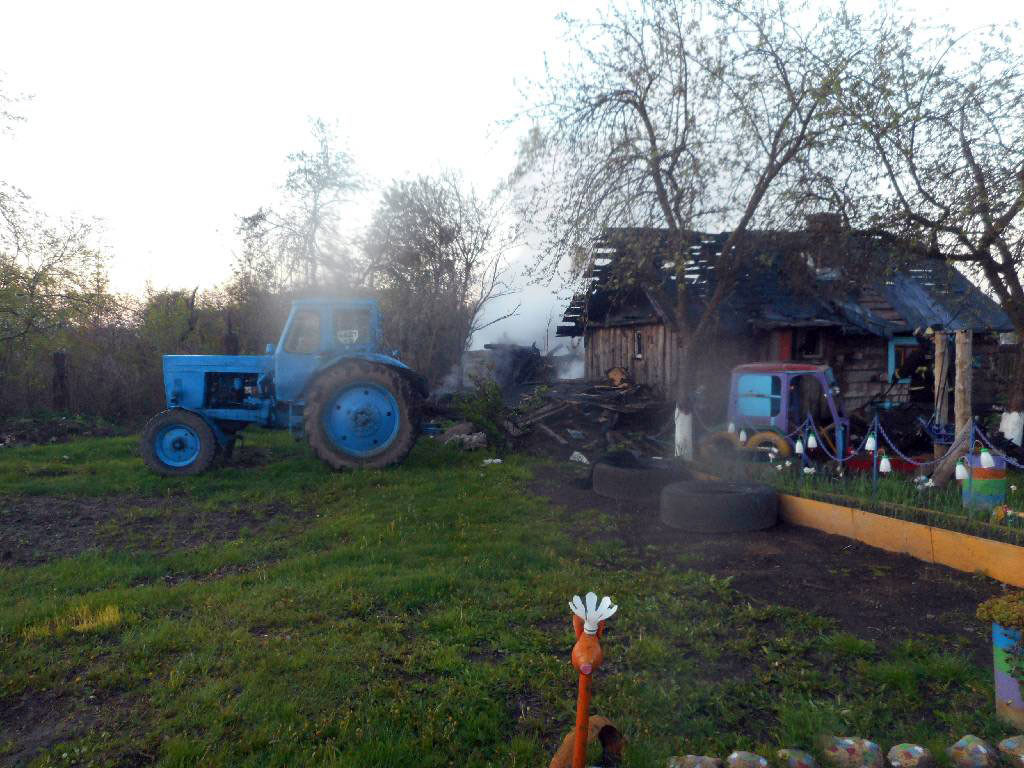 15 мая 2017 ранним утром поступило сообщение о пожаре в частном жилом доме в деревне Емельянов Мост. 