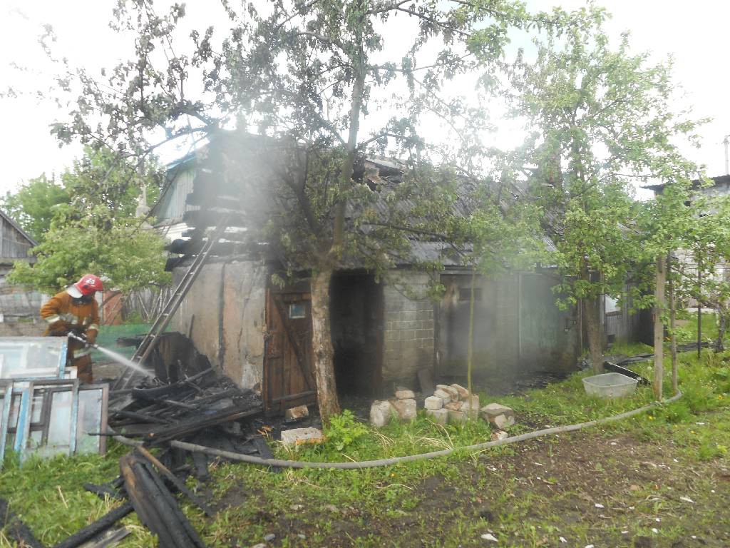 Днем 26 мая 2017 года поступило сообщение о пожаре сарая на территории частного домовладения расположенного по улице Бумажкова в г. Бобруйске.
