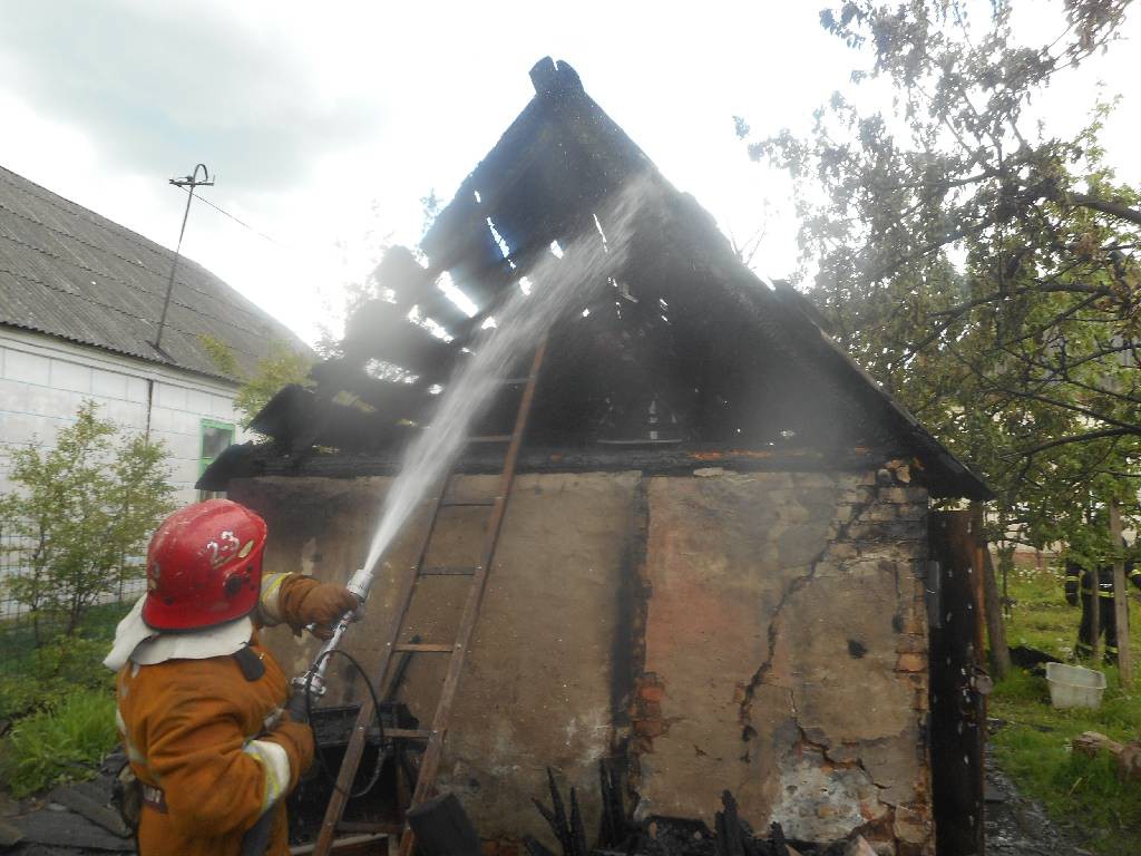 Днем 26 мая 2017 года поступило сообщение о пожаре сарая на территории частного домовладения расположенного по улице Бумажкова в г. Бобруйске.