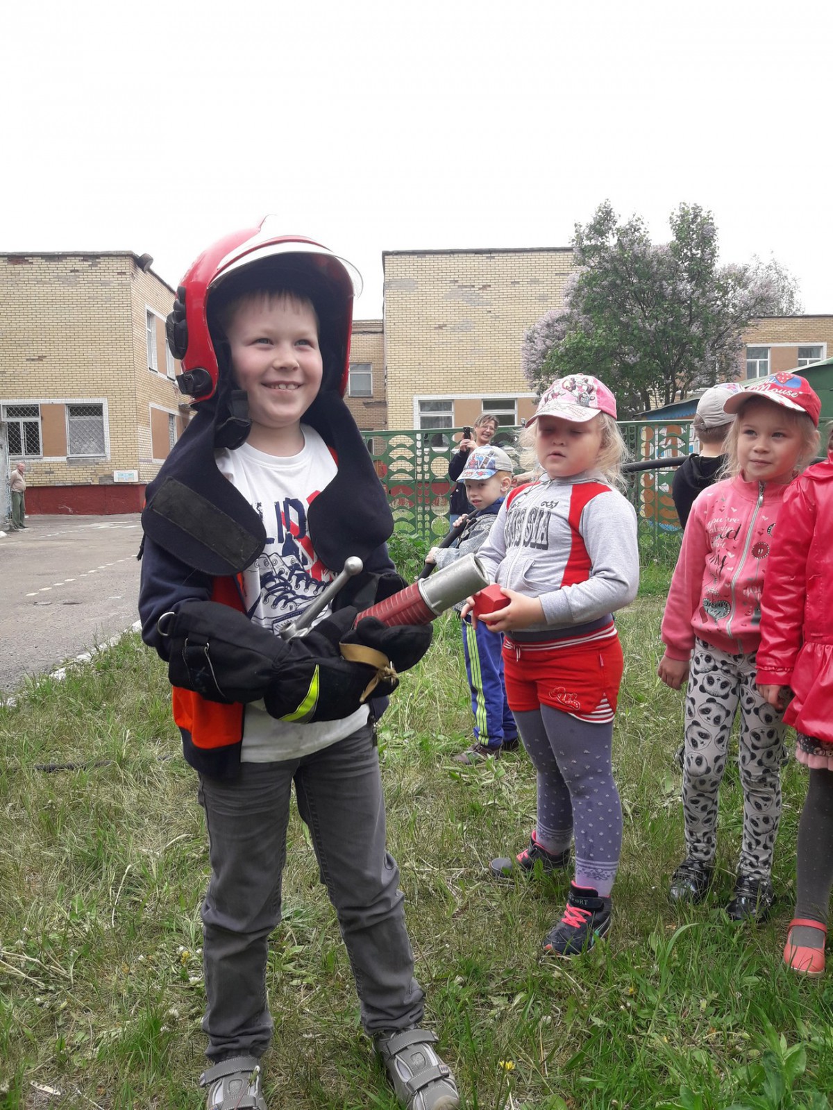 30 мая 2017 года бобруйские спасатели посетили ГУО «Ясли-сад № 75 г. Бобруйска». Целью данного визита было проведение тактико-специальных занятий в дошкольном учреждении.
