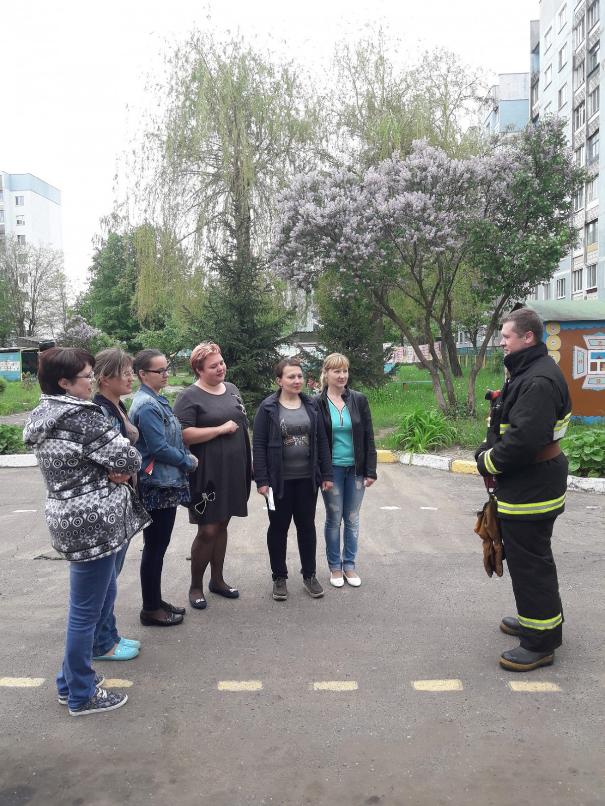 30 мая 2017 года бобруйские спасатели посетили ГУО «Ясли-сад № 75 г. Бобруйска». Целью данного визита было проведение тактико-специальных занятий в дошкольном учреждении.