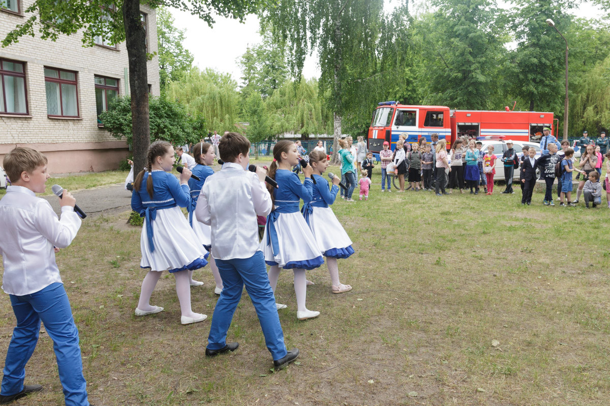 31 мая, в преддверии Международного Дня защиты детей, в УСЗ «ТЦСОН Первомайского района г. Бобруйска» прошла праздничная программа под лозунгом — «Должны смеяться дети».