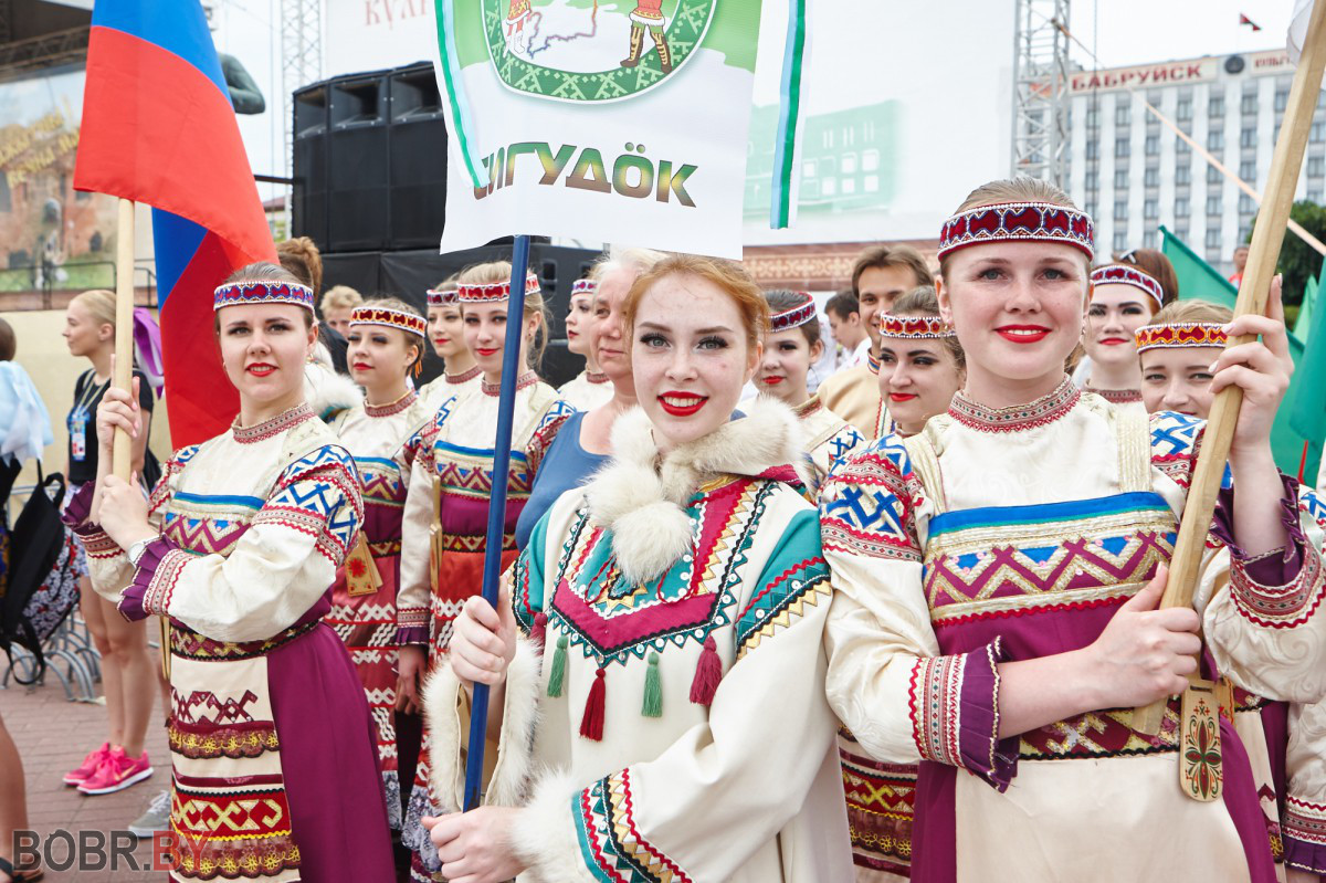 Радужными красками засиял «Венок дружбы» на шествии его участников Радужными красками засиял «Венок дружбы» на шествии его участников