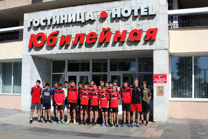 Шестьдесят юных футболистов отделения ДЮФ ФК «Белшина» 2000-2004 годов рождения приняли участие в учебно-тренировочных сборах.