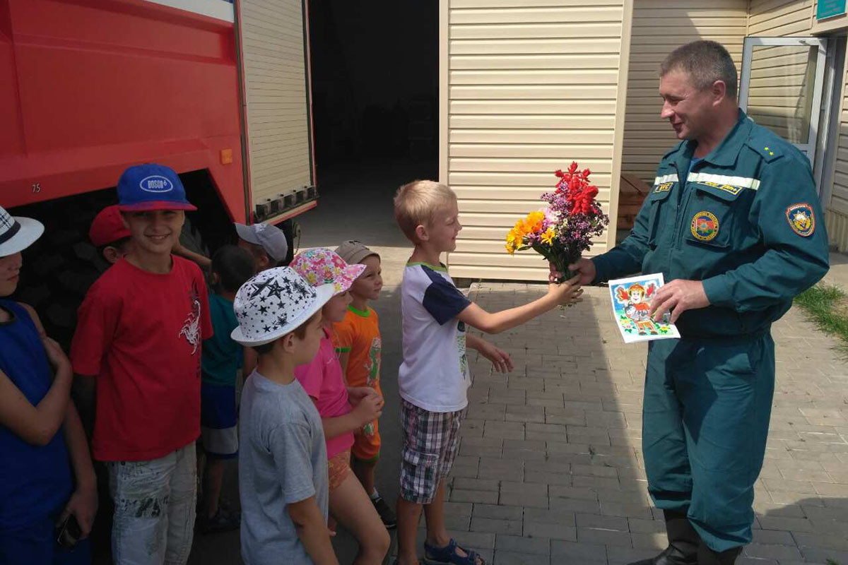 25 июля дети с городских и районных школ пришли к спасателям в пожарные части и пожарные посты, чтоб поздравить их с профессиональным праздником Днем пожарной службы.