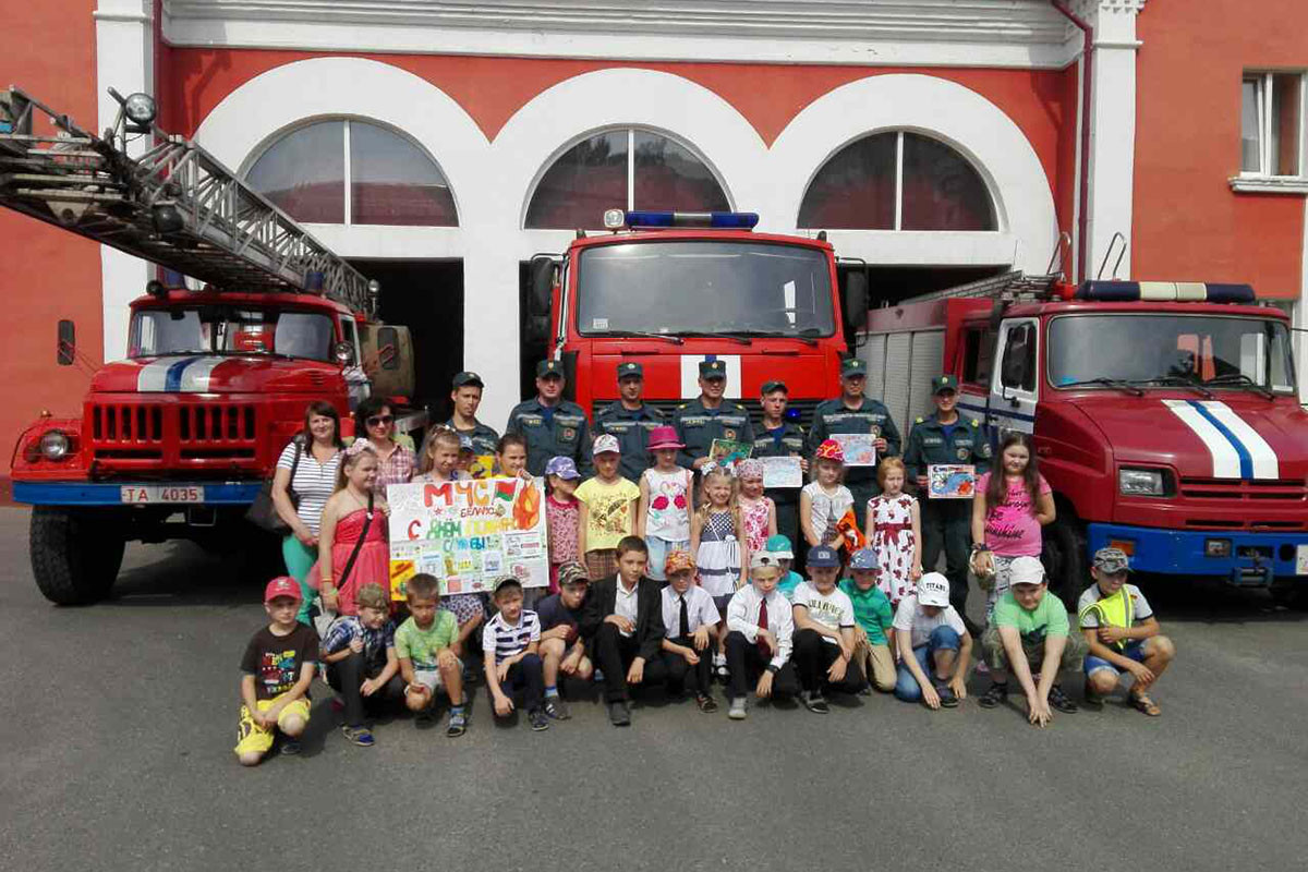 25 июля дети с городских и районных школ пришли к спасателям в пожарные части и пожарные посты, чтоб поздравить их с профессиональным праздником Днем пожарной службы.
