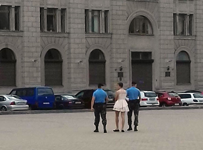 Молодой айтишник проспорил и вышел в центр Минска в платье: им заинтересовался ОМОН Молодой айтишник проспорил и вышел в центр Минска в платье: им заинтересовался ОМОН