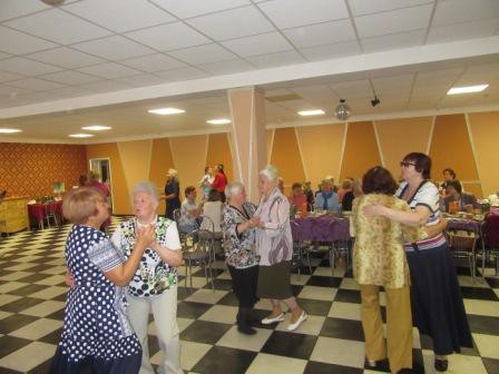 На базе кафе «Авиатор» граждане пожилого возраста посетили камерный концерт «Воспоминание».