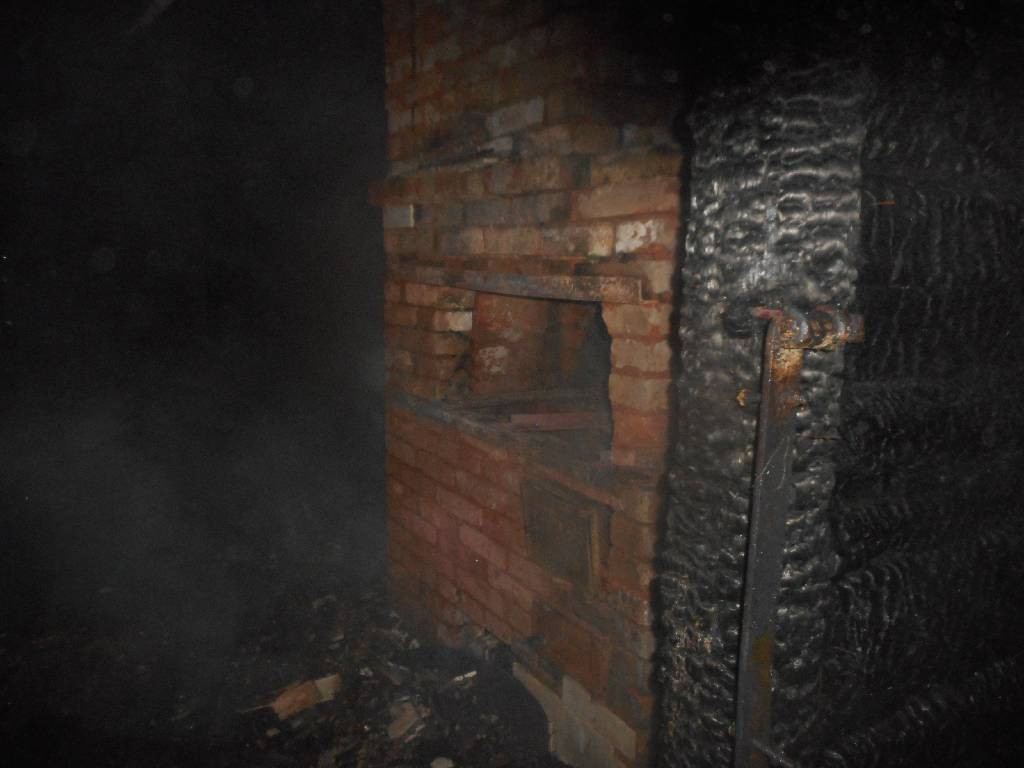 Ночью 5 сентября 2017 года поступило сообщение о пожаре в строении нежилого дома расположенного в поселке Редкий Рог Брожского сельского Совета Бобруйского района. 