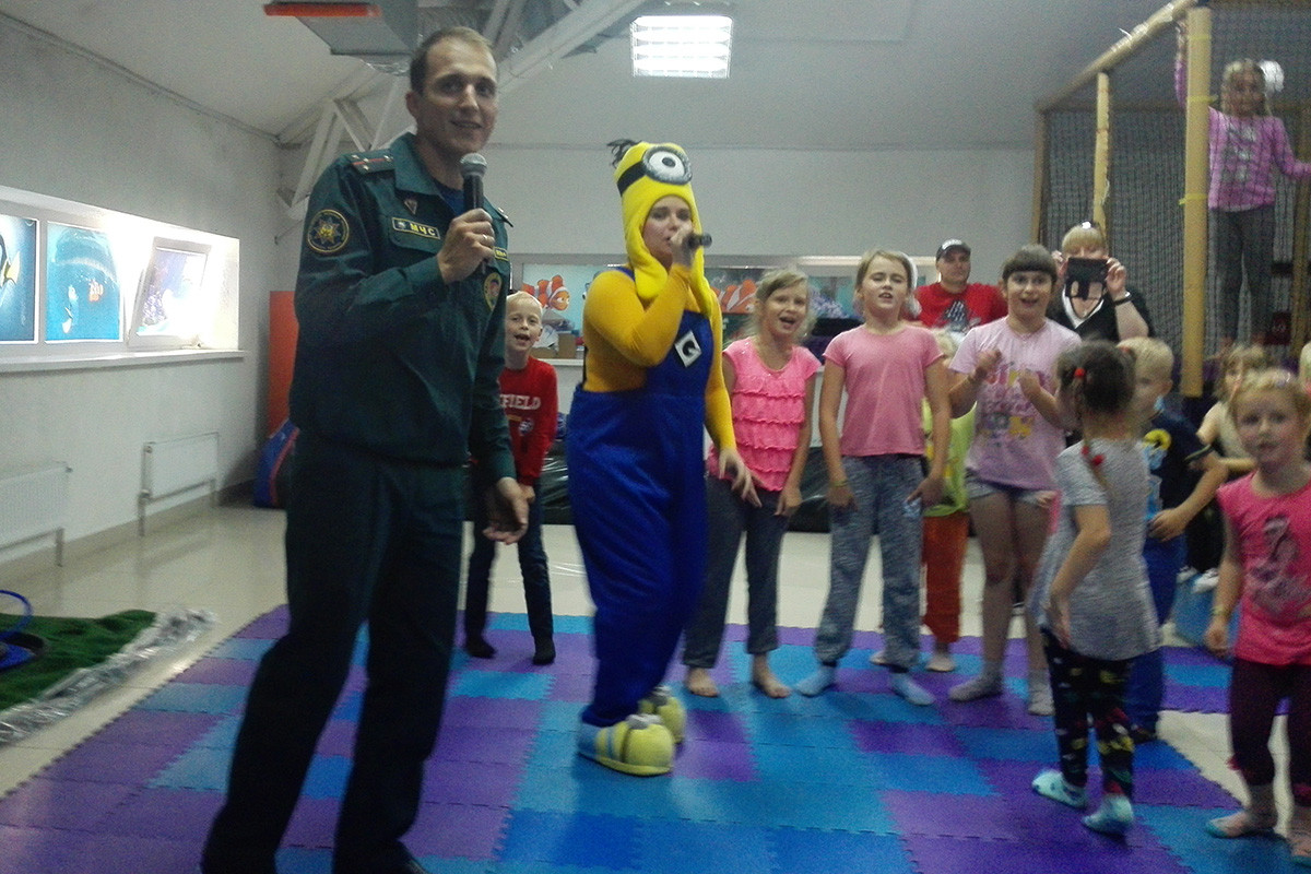 Совместная акция от Бобруйского ГРОЧС и детского развлекательного центра «Немо» прошла для учащихся. Одним из главных героев на детской дискотеке был Тушилкин.