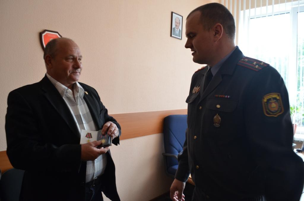 В столетний юбилейный год активисты ветеранского движения бобруйской милиции получают медали «100 лет милиции Беларуси». 