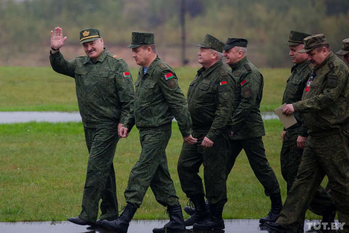 «Мы не хотим воевать. Но если дадут по морде, мы ответим». Лукашенко об итогах учений «Мы не хотим воевать. Но если дадут по морде, мы ответим». Лукашенко об итогах учений