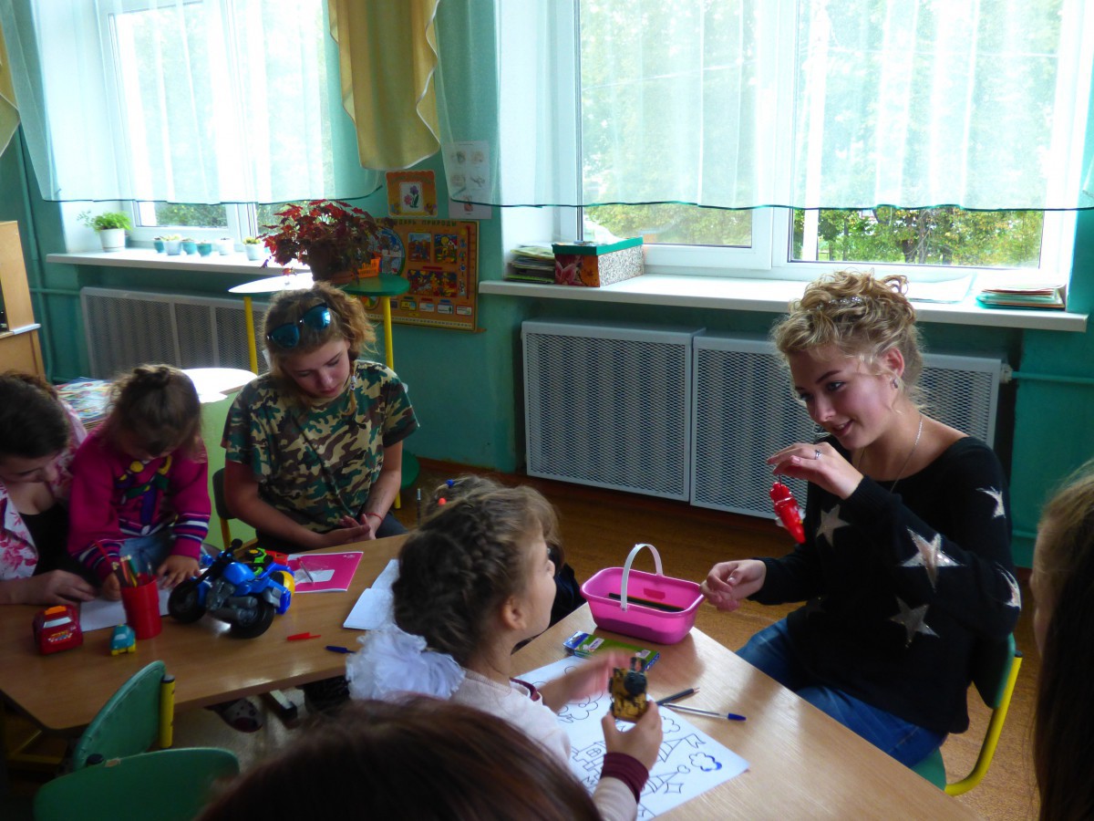 20 сентября 2017 года волонтерский отряд колледжа «Рука помощи» посетил ГУО «Детский дом г. Бобруйска». Волонтеры вручили детям подарки и провели весело и задорно время, играя в различные игры.