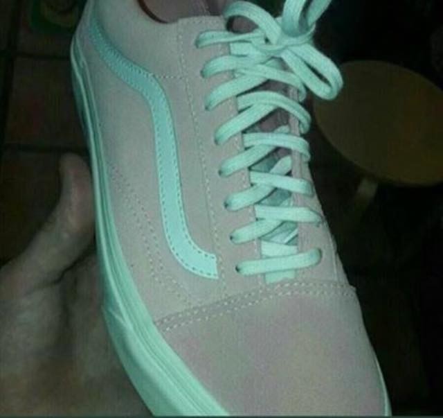 В интернете опять спорят о цветах: кроссовка серо-бирюзовая или бело-розовая?  
