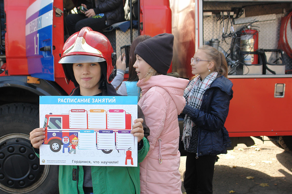 18 октября 2017 года с ребятами из школы №20 были проведены занятия и  экскурсия по пожарной части.
