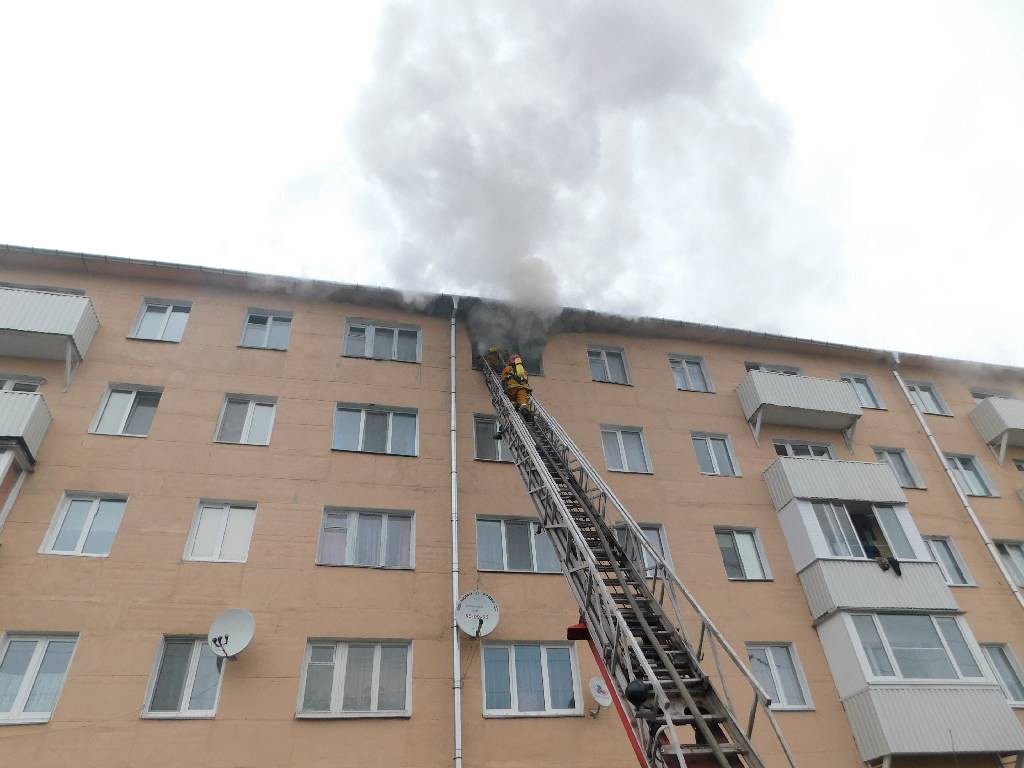 Утром 28 октября Бобруйским спасателям на телефон «101» поступило сообщение о пожаре в квартире на пятом этаже по улице Карла Маркса в г. Бобруйске.