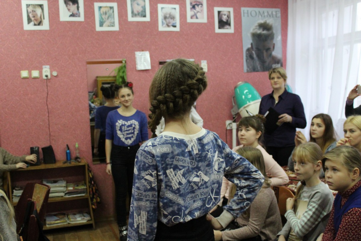 «Красота спасет мир!» - под таким девизом 11 ноября 2017 года в клубе «Космос» ГУО «ЦДОДиМ «Росквит» г. Бобруйска» прошла конкурсная программа «Искуство красоты» в рамках Дня профориентации, подготовленная руководителем объединения по интересам «Фантазия» Валенчиц Еленой Николаевной и педагогом-организатором клуба Феллер Еленой Анатольевной. «Красота спасет мир!» - под таким девизом 11 ноября 2017 года в клубе «Космос» ГУО «ЦДОДиМ «Росквит» г. Бобруйска» прошла конкурсная программа «Искуство красоты» в рамках Дня профориентации, подготовленная руководителем объединения по интересам «Фантазия» Валенчиц Еленой Николаевной и педагогом-организатором клуба Феллер Еленой Анатольевной.