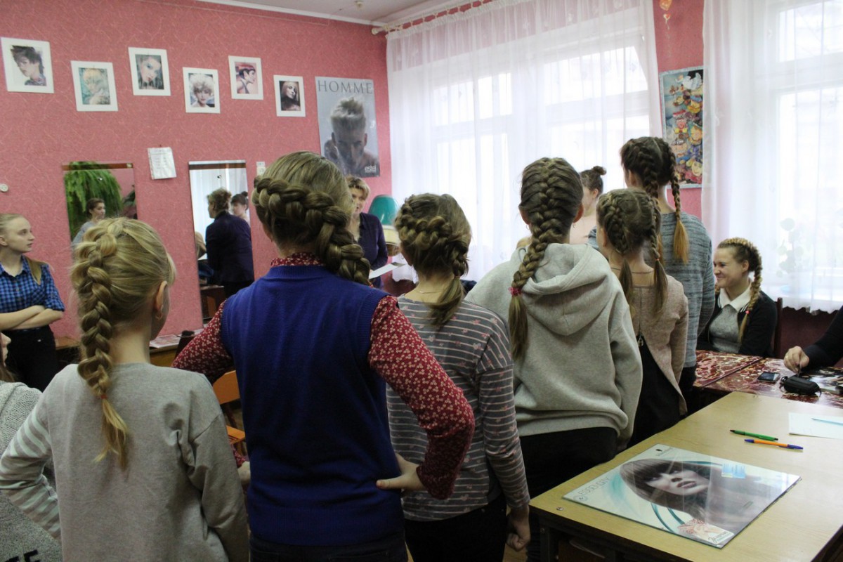 «Красота спасет мир!» - под таким девизом 11 ноября 2017 года в клубе «Космос» ГУО «ЦДОДиМ «Росквит» г. Бобруйска» прошла конкурсная программа «Искуство красоты» в рамках Дня профориентации, подготовленная руководителем объединения по интересам «Фантазия» Валенчиц Еленой Николаевной и педагогом-организатором клуба Феллер Еленой Анатольевной. «Красота спасет мир!» - под таким девизом 11 ноября 2017 года в клубе «Космос» ГУО «ЦДОДиМ «Росквит» г. Бобруйска» прошла конкурсная программа «Искуство красоты» в рамках Дня профориентации, подготовленная руководителем объединения по интересам «Фантазия» Валенчиц Еленой Николаевной и педагогом-организатором клуба Феллер Еленой Анатольевной.