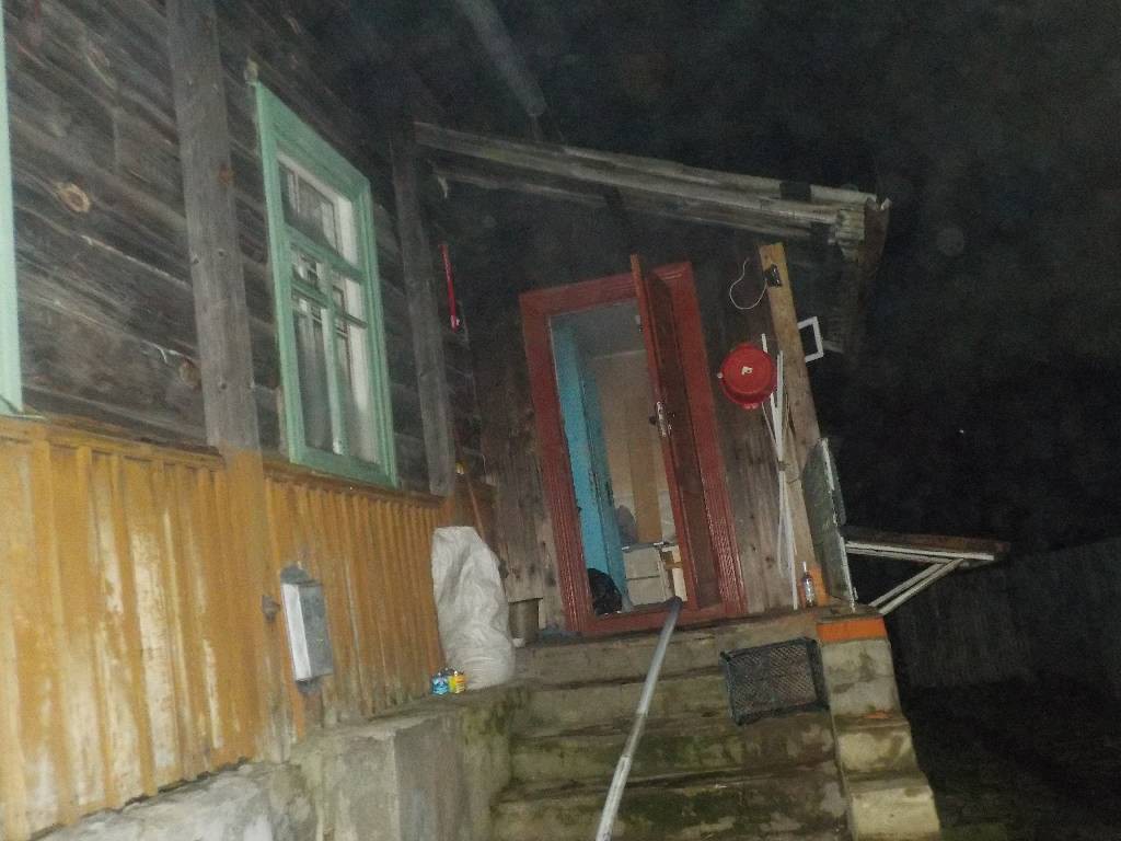 В ночь с 30 на 31 декабря поступило сообщение о пожаре в квартире, расположенной в трехквартирном жилом доме по переулку Переездному в Бобруйске.
