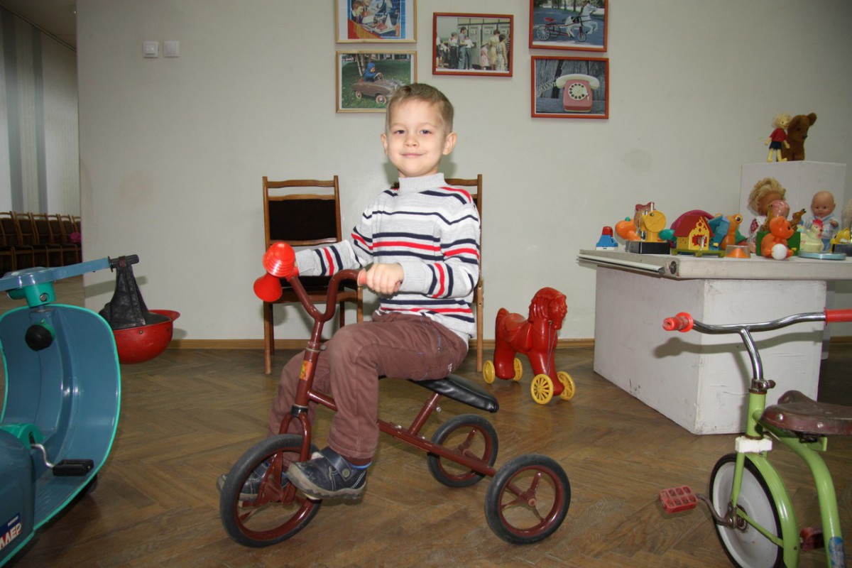 Выставка советских ёлочных украшений и новогодних открыток, а в соседнем зале игрушки из СССР Выставка советских ёлочных украшений и новогодних открыток, а в соседнем зале игрушки из СССР