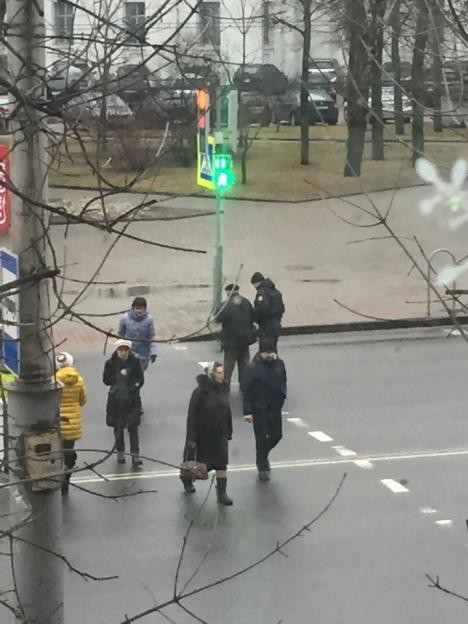 Милиционеры в Могилеве остановили авто, чтобы помочь пожилому мужчине перейти дорогу Милиционеры в Могилеве остановили авто, чтобы помочь пожилому мужчине перейти дорогу