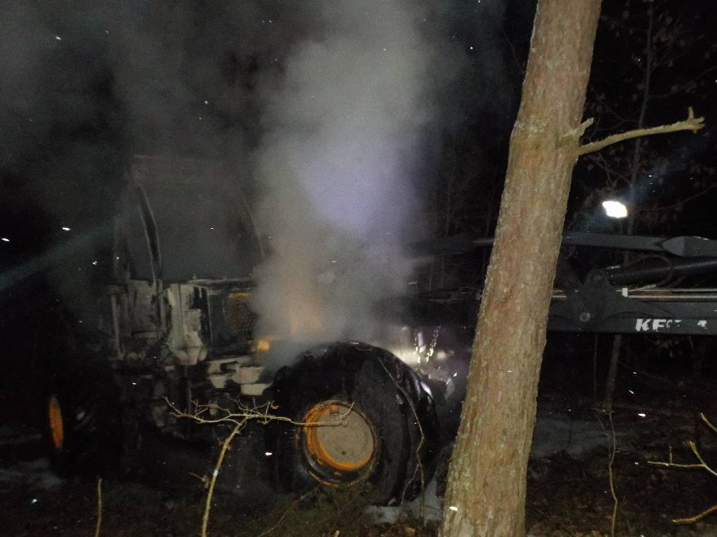 Ночью 15 января поступило сообщение бобруйским спасателям о загорании валочной машины «Амкодор» по адресу: Бобруйский район, лесной массив около деревни Думановщина.