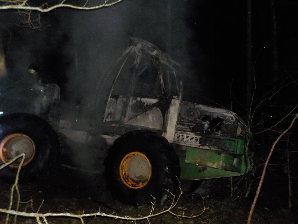 Ночью 15 января поступило сообщение бобруйским спасателям о загорании валочной машины «Амкодор» по адресу: Бобруйский район, лесной массив около деревни Думановщина.