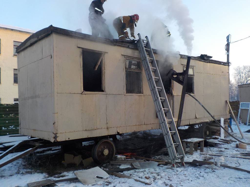 В районе 17 часов 22 января поступил звонок бобруйским спасателям о пожаре сторожевого вагончика по улице Ковзана.