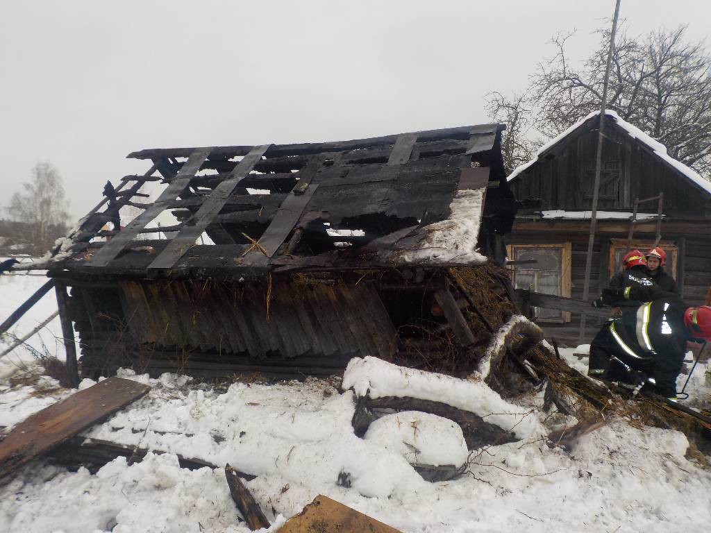 Днем 11 февраля бобруйским спасателям от жителя деревни поступило сообщение о пожаре сарая по адресу: Бобруйский район, деревня Сычково.
