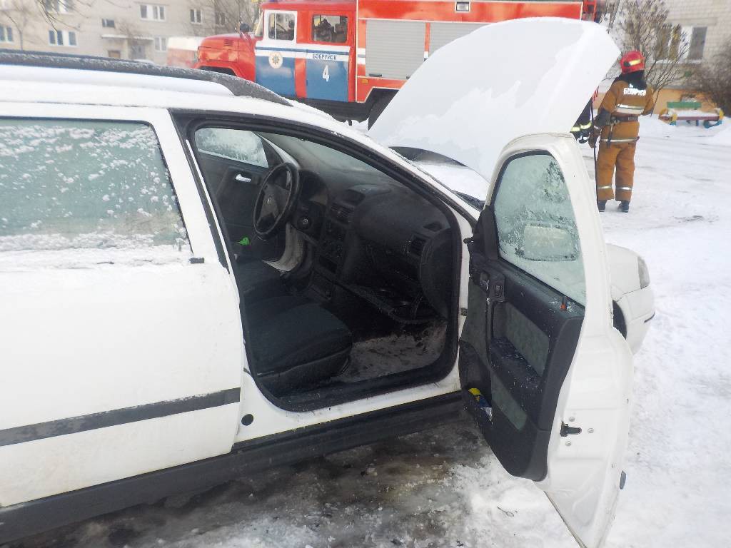 Днем 26 января поступило сообщение бобруйским спасателям о загорании легкового автомобиля по улице Октябрьской в Бобруйске.