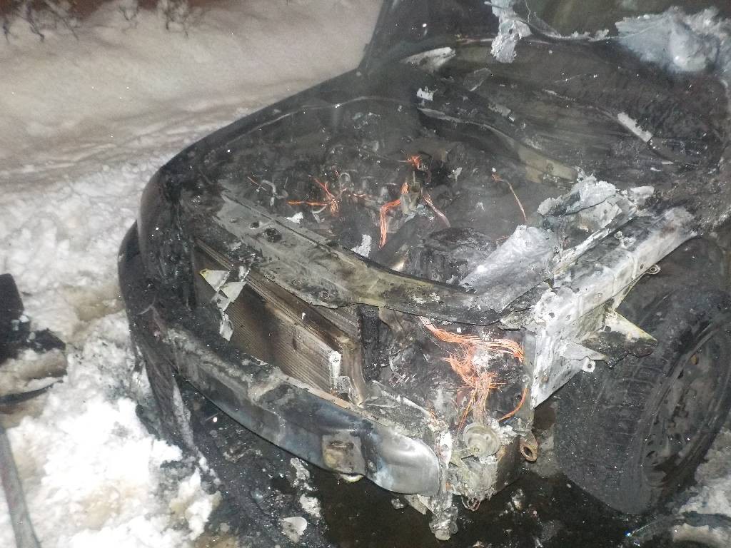 В 01.38 ночи 10 марта поступило сообщение от прохожего гражданина о загорании автомобиля по проспекту Строителей в Бобруйске.